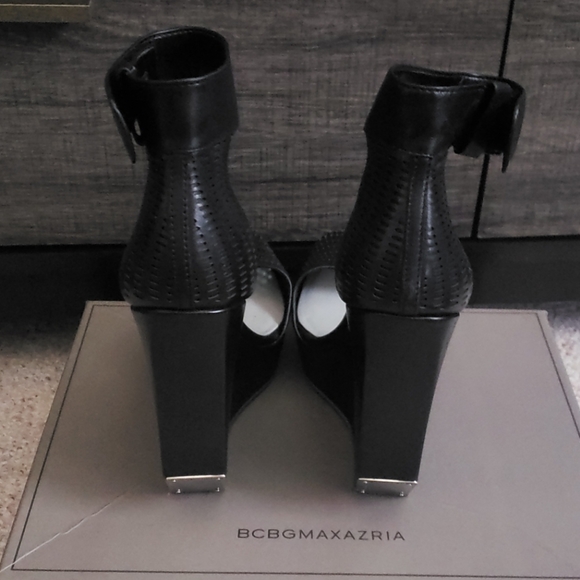 Black leather wedges - Picture 2 of 3